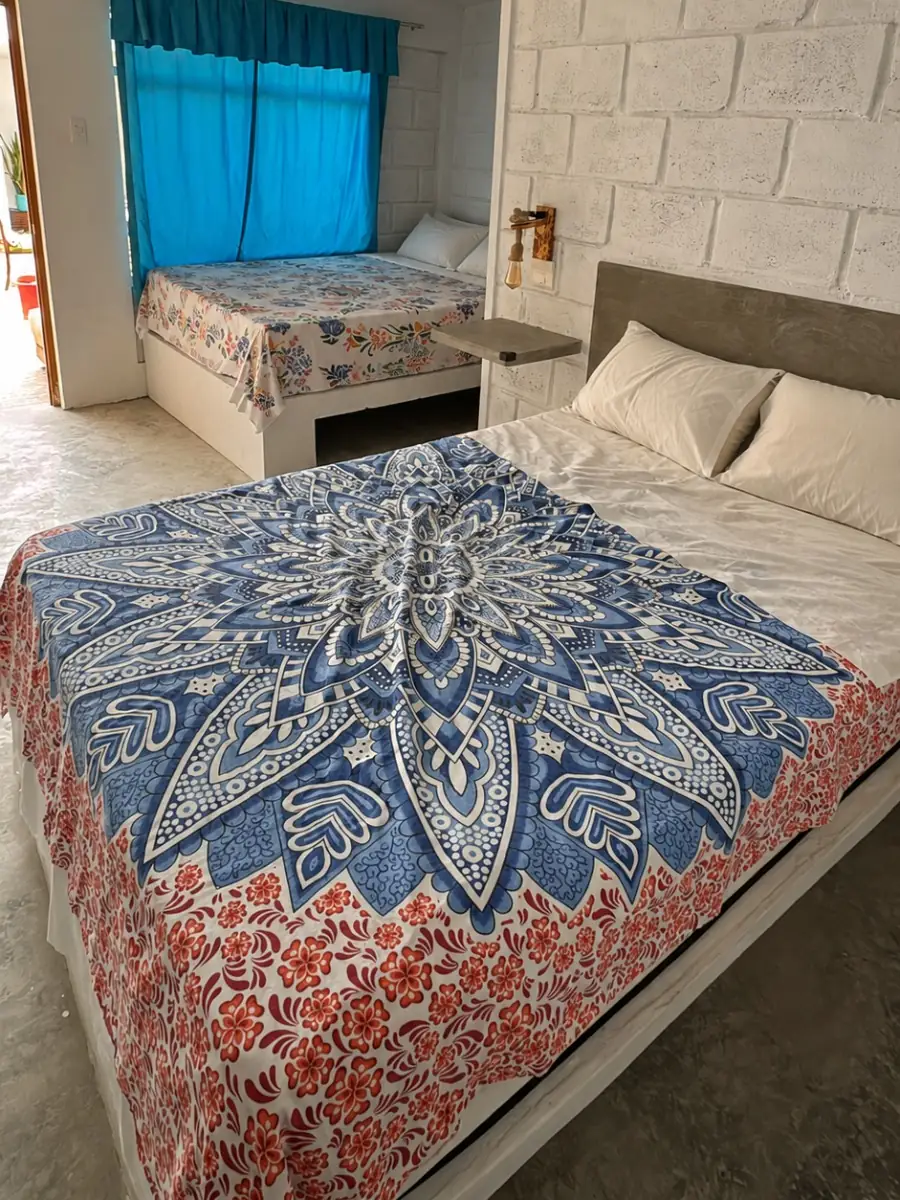 Habitación doble con cama de dos plazas y una segunda cama al fondo