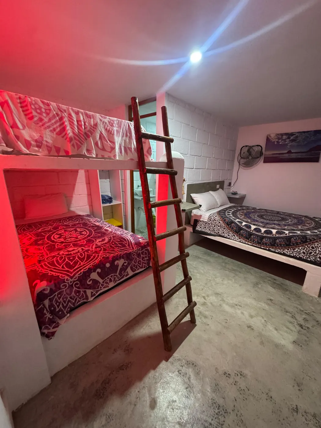 Habitaci&oacute;n triple con camarote y cama de dos plazas