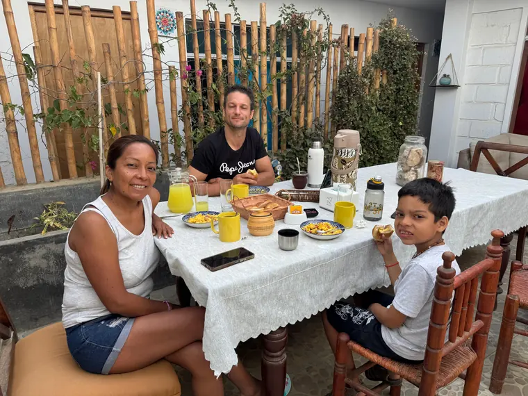 Familia desayunando en el hotel