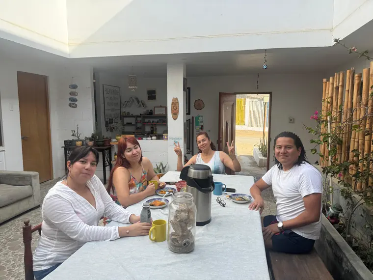 Amigos compartiendo el desayuno