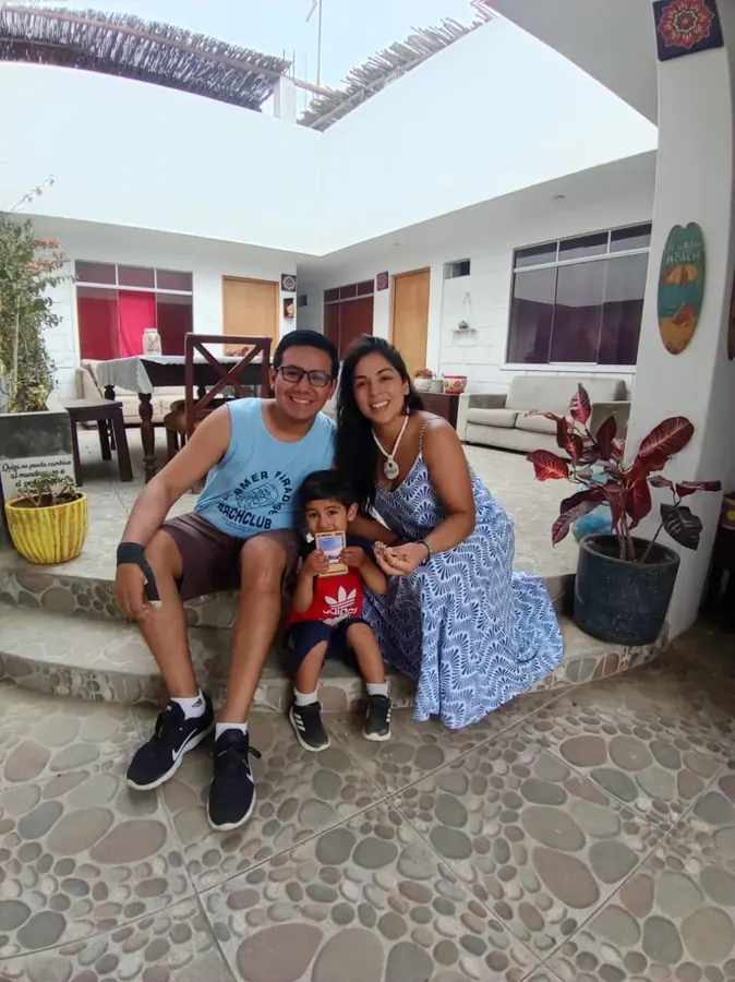 Familia en el patio del hotel