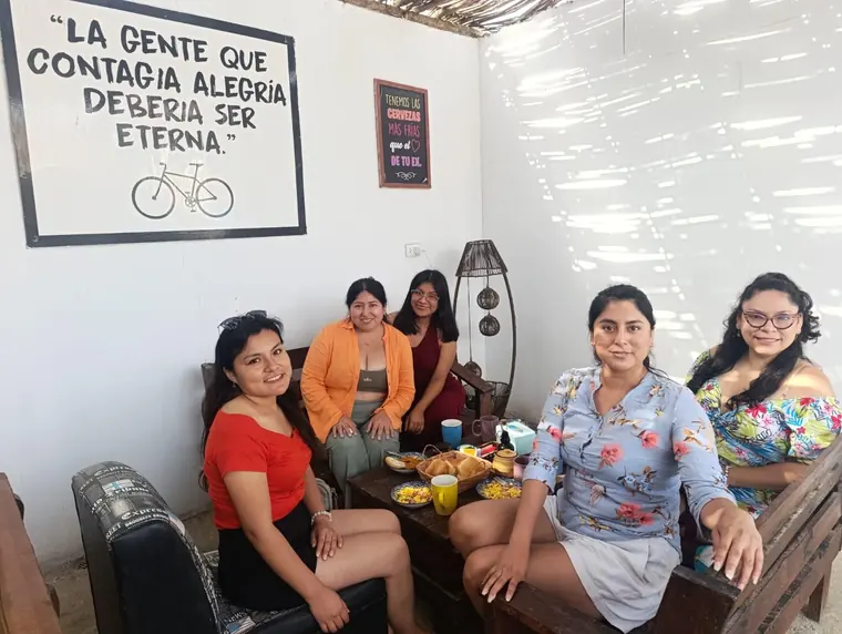 Grupo de amigas en la sala