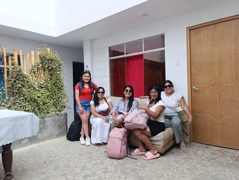 Grupo de amigas listas para el viaje